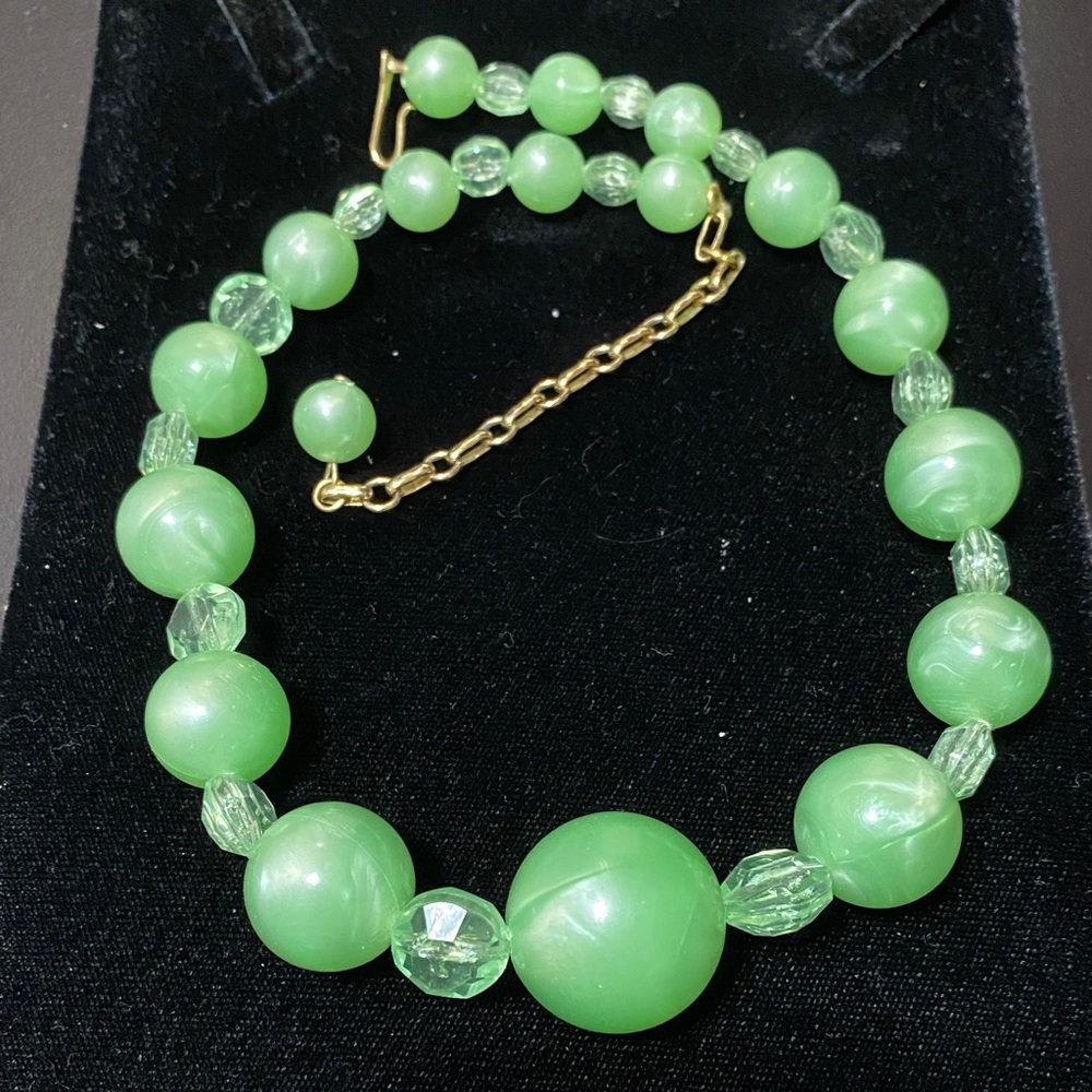 Elegant Coro vintage Green Beaded choker 15” to 18” long Necklace - Picture 2 of 8